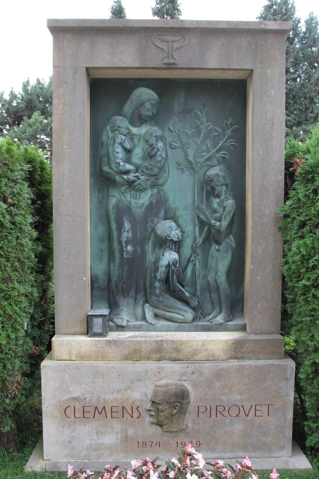 Clemens von Pirquet's tomb, Vienna - 03.JPG